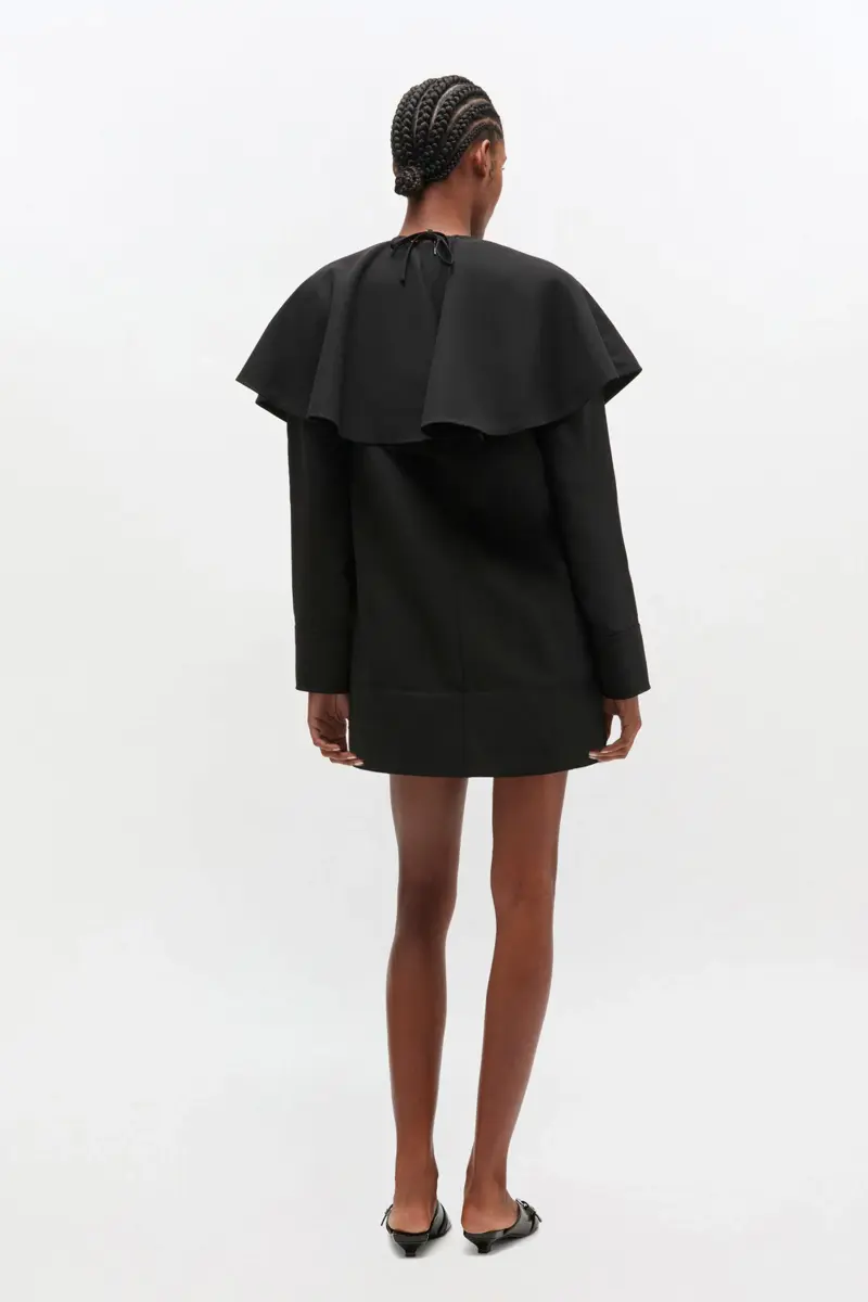 Schwarzes Kleid mit Rundkragen Schwarzes Kleid mit Rundkragen