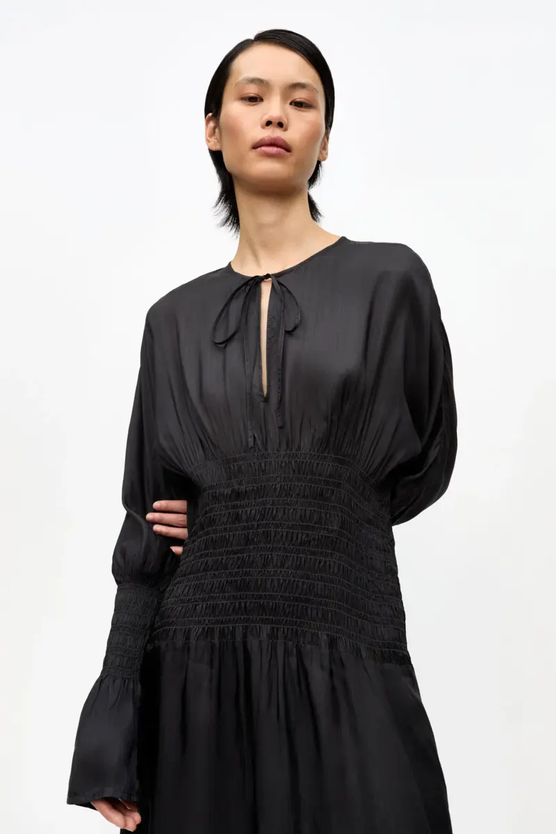 Schwarzes Midikleid aus Viskose-Habotai Schwarzes Midikleid aus Viskose-Habotai