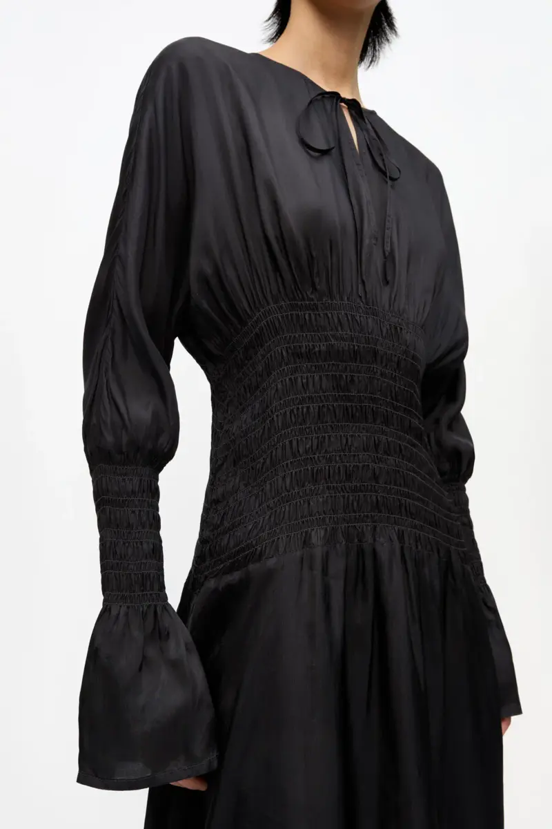 Schwarzes Midikleid aus Viskose-Habotai Schwarzes Midikleid aus Viskose-Habotai