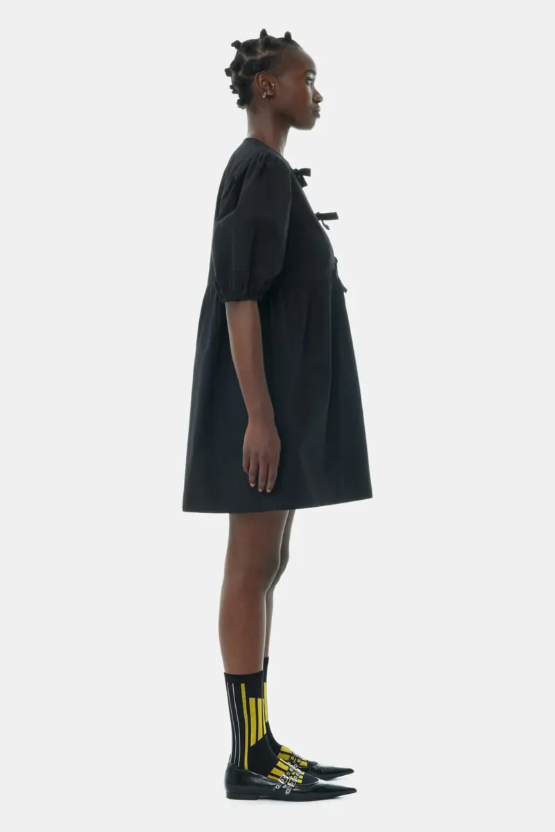 Schwarzes Minikleid aus Baumwollpopeline mit Bindeband Schwarzes Minikleid aus Baumwollpopeline mit Bindeband