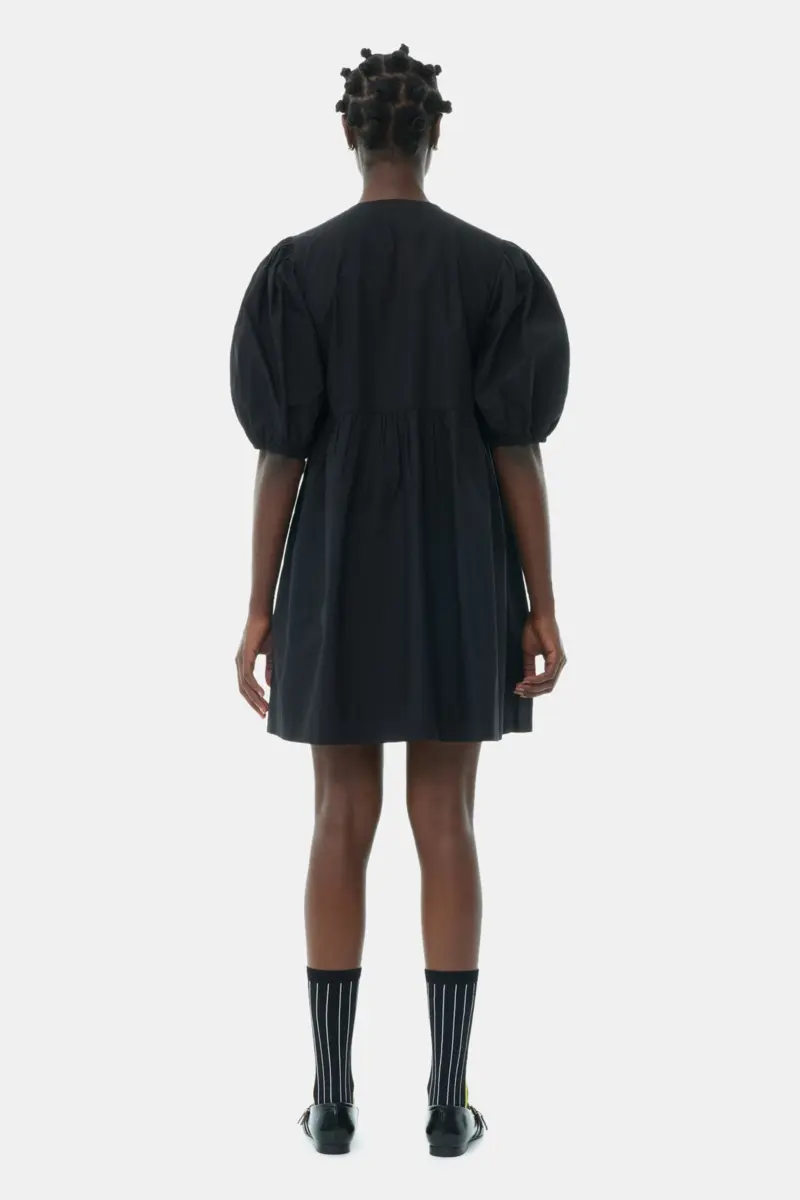 Schwarzes Minikleid aus Baumwollpopeline mit Bindeband Schwarzes Minikleid aus Baumwollpopeline mit Bindeband