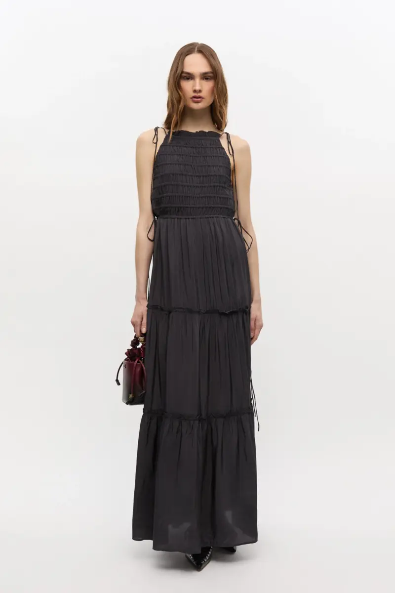 Schwarzes Smock-Kleid mit Bindeband Schwarzes Smock-Kleid mit Bindeband