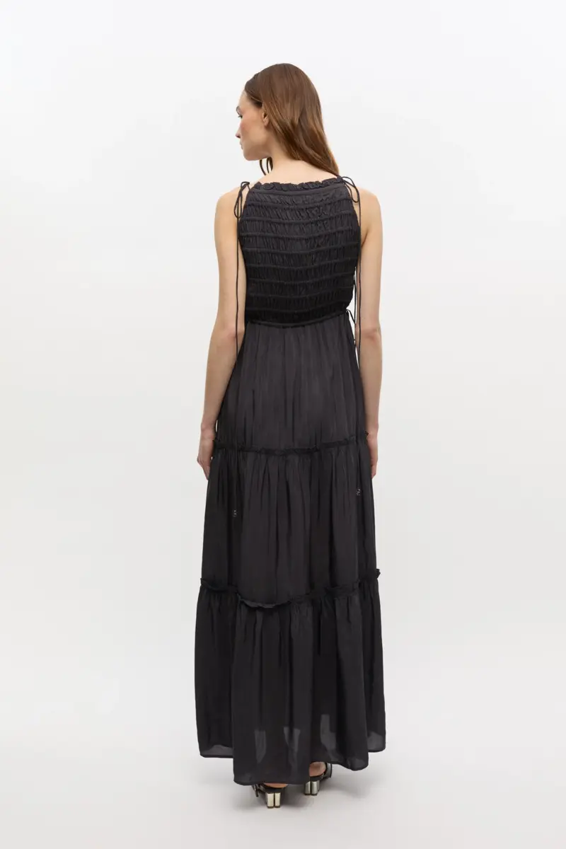 Schwarzes Smock-Kleid mit Bindeband Schwarzes Smock-Kleid mit Bindeband