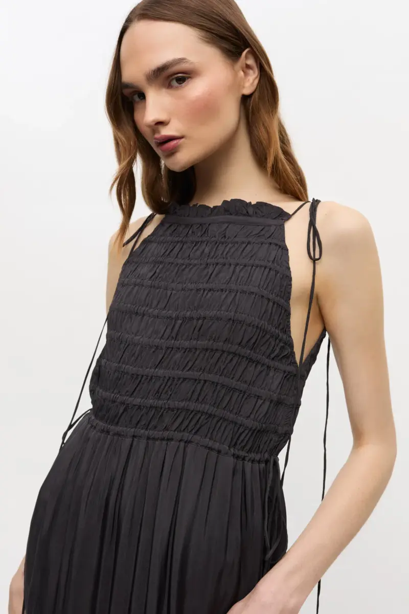 Schwarzes Smock-Kleid mit Bindeband Schwarzes Smock-Kleid mit Bindeband