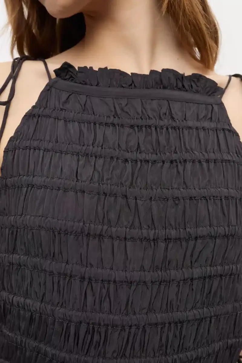 Schwarzes Smock-Kleid mit Bindeband Schwarzes Smock-Kleid mit Bindeband