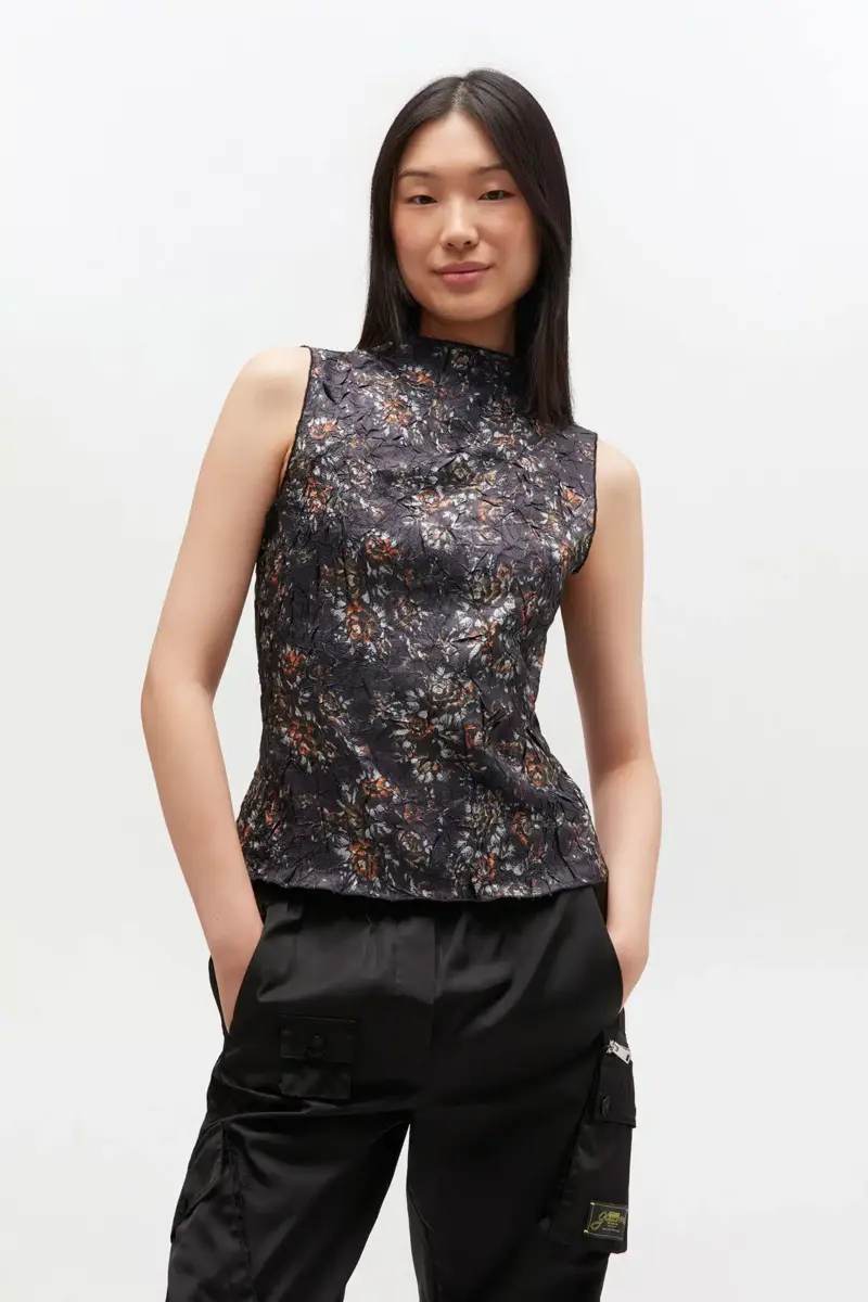 Schwarzes Top mit hohem Kragen und Blumenmuster Schwarzes Top mit hohem Kragen und Blumenmuster