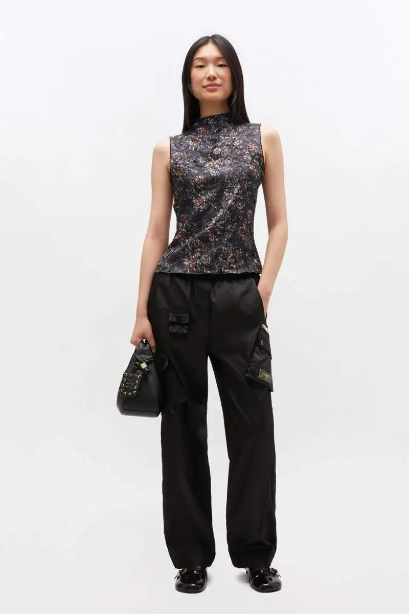 Schwarzes Top mit hohem Kragen und Blumenmuster Schwarzes Top mit hohem Kragen und Blumenmuster