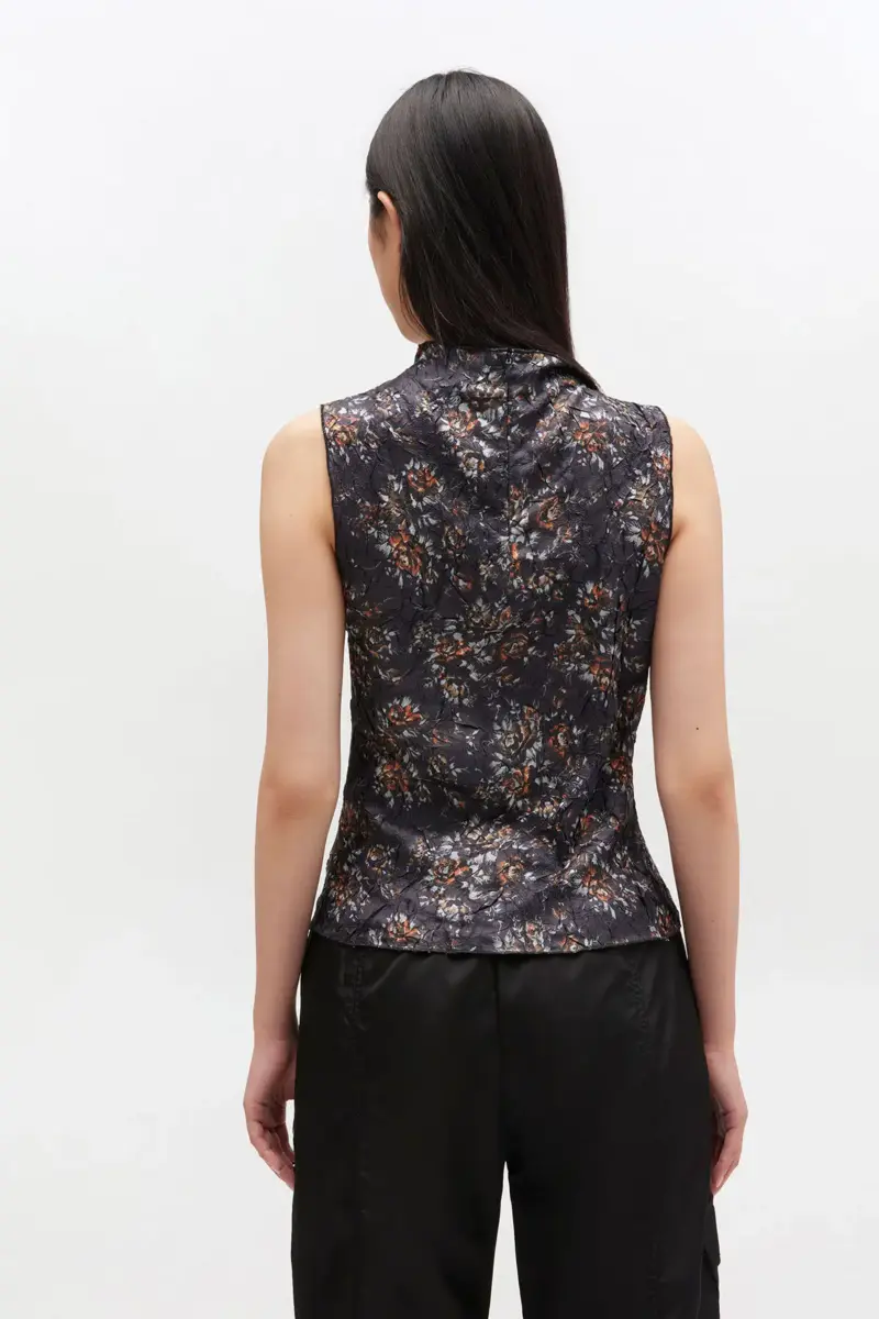 Schwarzes Top mit hohem Kragen und Blumenmuster Schwarzes Top mit hohem Kragen und Blumenmuster